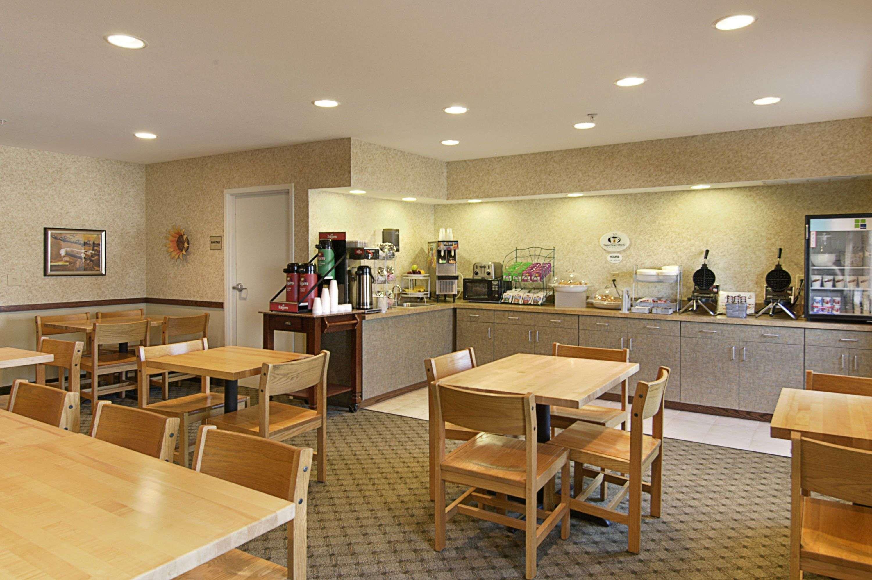 Super 8 By Wyndham Topeka At Forbes Landing Exterior photo
